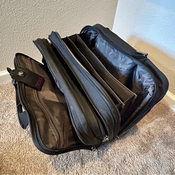 Tumi wheeled deluxe brief, Model 26104D4. - Picture 2 of 14